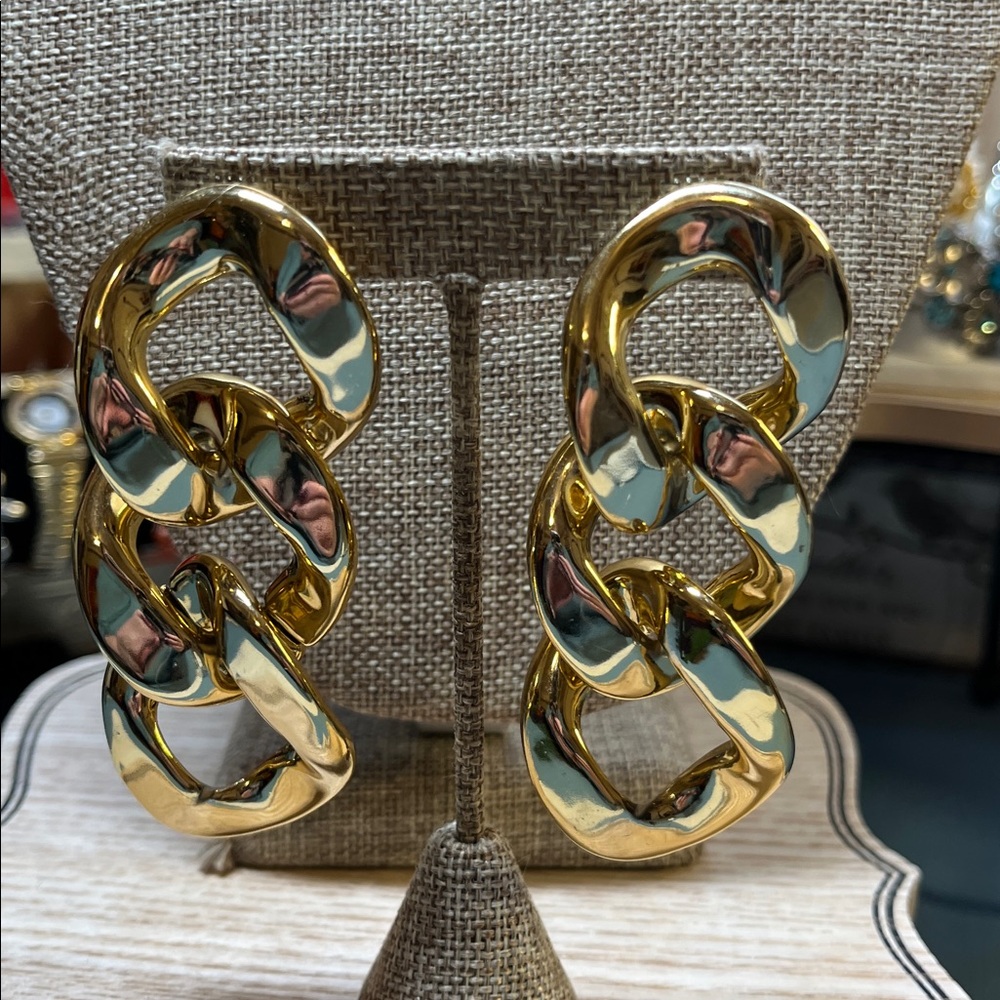 Gold statement earrings, lightweight.  Beautiful!